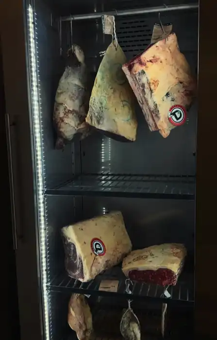 Piezas de carne en la cámara de maduración