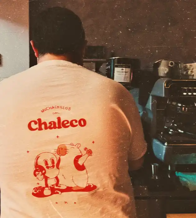 Espalda de una camiseta del equipo con la ilustración «Muchachillos Chaleco»