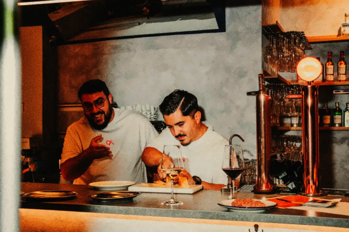 Daniel González y Javier Casillas, los dos socios de 95, trabajando en la barra