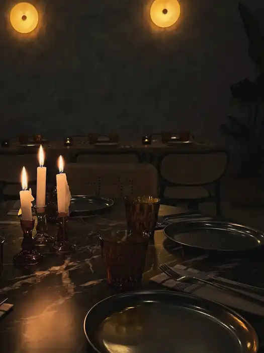Candelabros con velas sobre una mesa de mármol negro