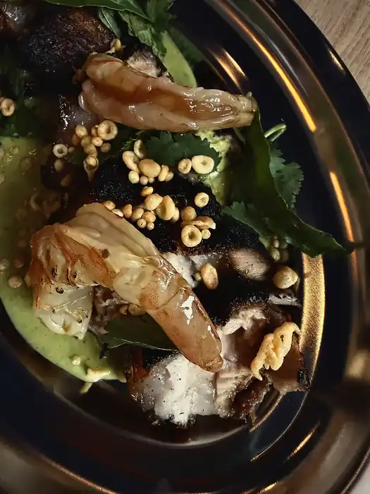 Panceta melosa con langostino y guasacaca